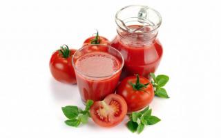 آب گوجه فرنگی برای زمستان در خانه 