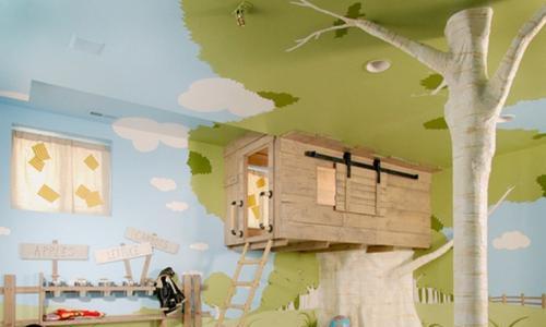 Copacii din interiorul camerei pentru copii ca o decizie stilistică strălucitoare